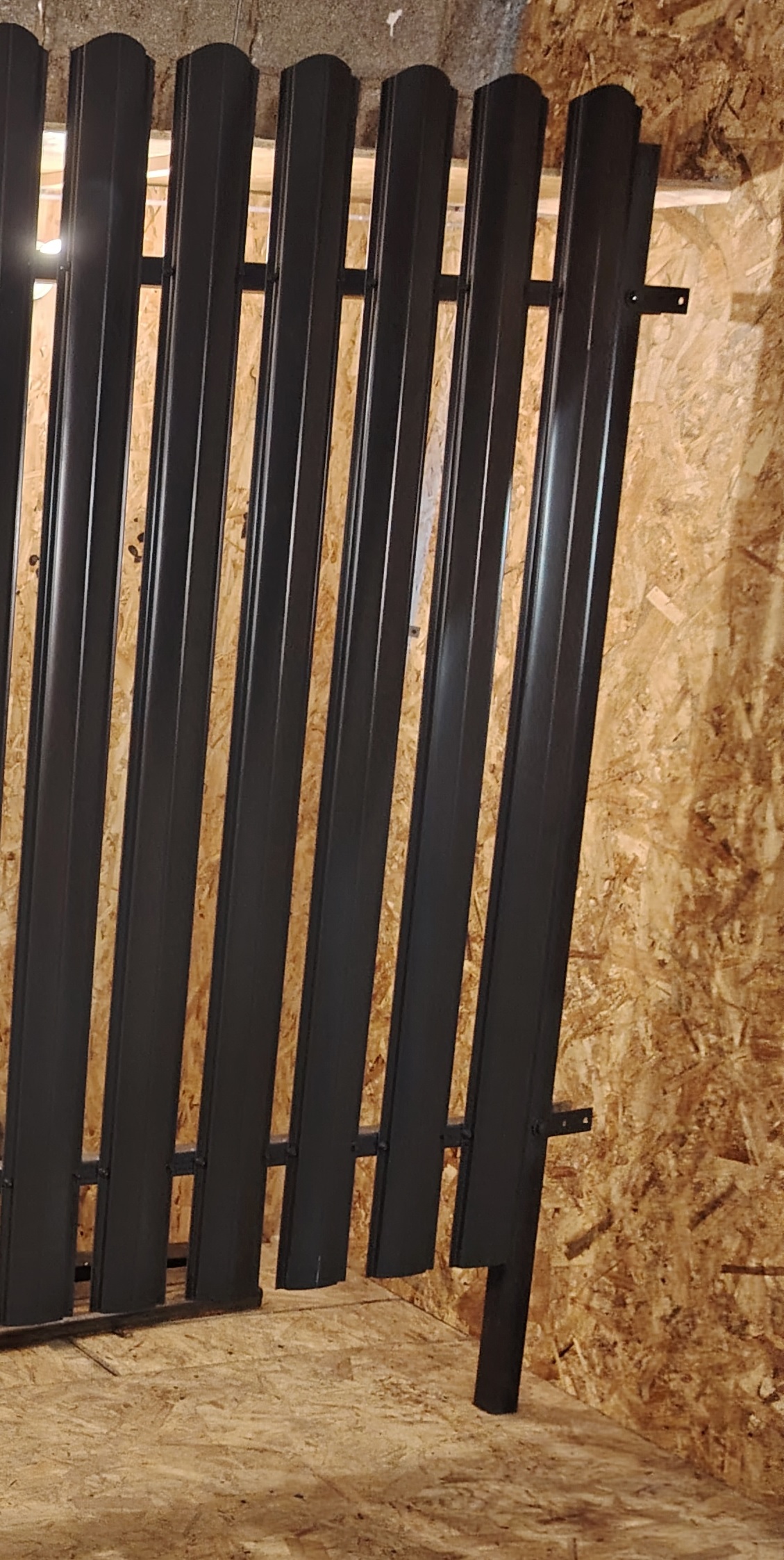 Схема крепления секции забора